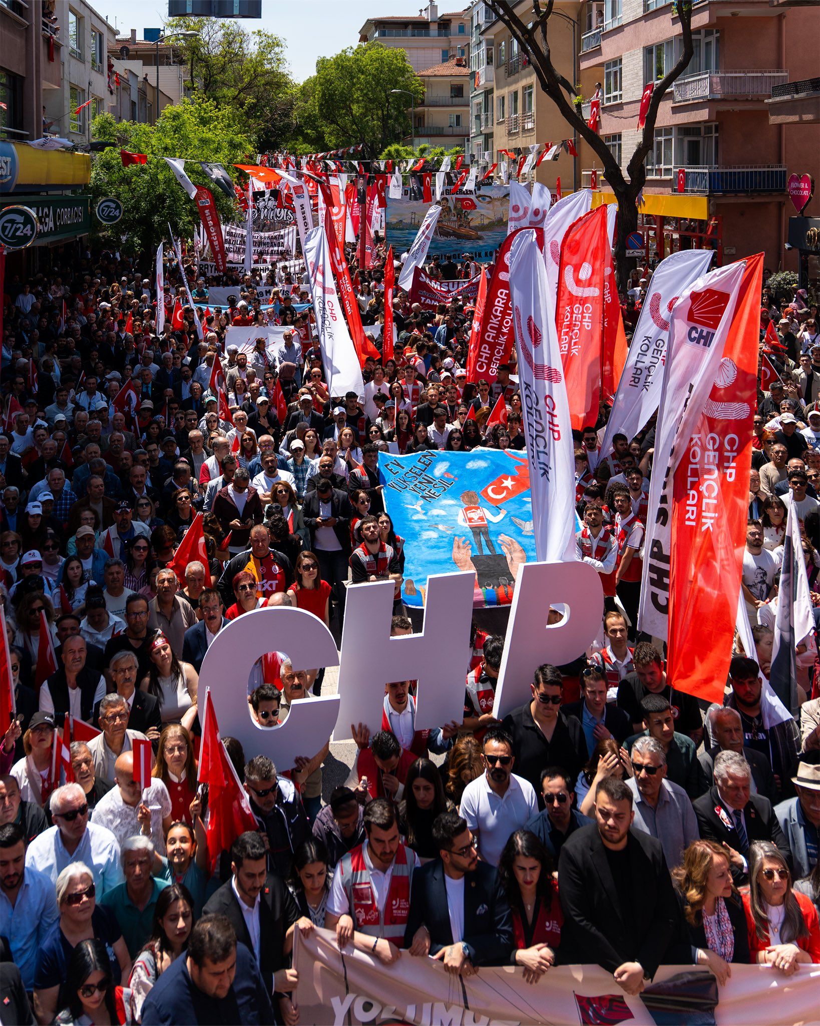 Gençlik Korteji İle Özgürlüğe Yürüyoruz.