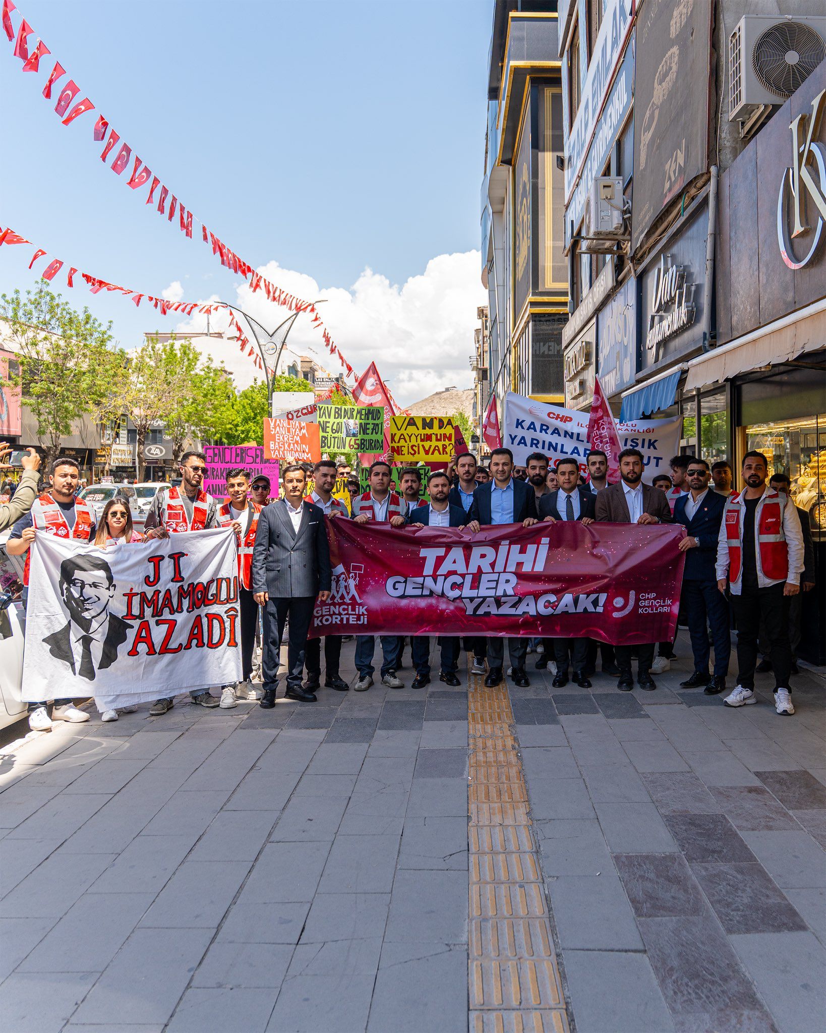 Gençlik Korteji İle Özgürlüğe Yürüyoruz.